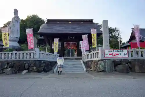 埼玉厄除け開運大師・龍泉寺（切り絵御朱印発祥の寺）の山門・神門
