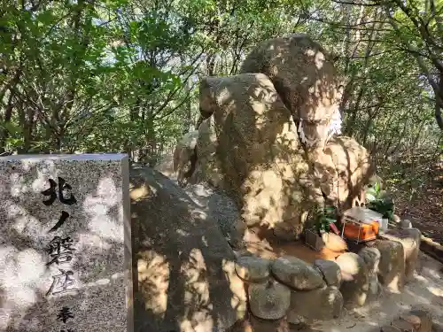 越木岩神社の建物その他