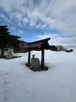 平岸神社の{uncategorized: "未分類", other: "その他", undefined: "問題あり", building: "その他建物", grave: "お墓", sacred_gate: "鳥居", guardian: "狛犬", statue: "像", buddha: "仏像", history: "歴史", nature: "自然", garden: "庭園", animal: "動物", pagoda: "塔", temizu: "手水舎", mountain_gate: "山門・神門", sanctuary: "本殿・本堂", subordinate: "末社・摂社", art: "芸術", scenery: "景色", jizo: "地蔵", ema: "絵馬", goshuin: "御朱印", omikuji: "おみくじ", items: "授与品その他", amulet: "お守り", goshuincho: "御朱印帳", eats: "食事", festival: "お祭り", votive_dance: "神楽", shichigosan: "七五三参", wedding: "結婚式", experience: "体験その他", initially: "初詣", around: "周辺", anti_infection: "感染症対策"}