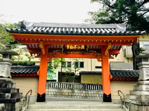 瀧谷不動尊　明王寺の山門・神門