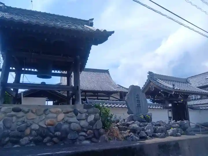 広蓮寺の{uncategorized: "未分類", other: "その他", undefined: "問題あり", building: "その他建物", grave: "お墓", sacred_gate: "鳥居", guardian: "狛犬", statue: "像", buddha: "仏像", history: "歴史", nature: "自然", garden: "庭園", animal: "動物", pagoda: "塔", temizu: "手水舎", mountain_gate: "山門・神門", sanctuary: "本殿・本堂", subordinate: "末社・摂社", art: "芸術", scenery: "景色", jizo: "地蔵", ema: "絵馬", goshuin: "御朱印", omikuji: "おみくじ", items: "授与品その他", amulet: "お守り", goshuincho: "御朱印帳", eats: "食事", festival: "お祭り", votive_dance: "神楽", shichigosan: "七五三参", wedding: "結婚式", experience: "体験その他", initially: "初詣", around: "周辺", anti_infection: "感染症対策"}