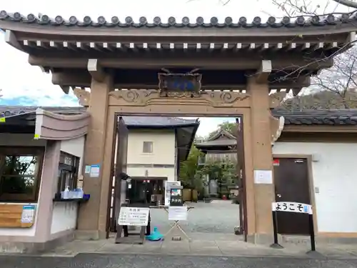 大船観音寺の山門