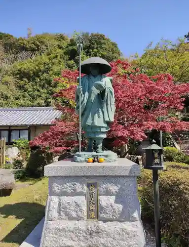 密蔵院の像