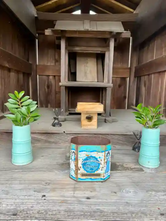 諏訪神社の{uncategorized: "未分類", other: "その他", undefined: "問題あり", building: "その他建物", grave: "お墓", sacred_gate: "鳥居", guardian: "狛犬", statue: "像", buddha: "仏像", history: "歴史", nature: "自然", garden: "庭園", animal: "動物", pagoda: "塔", temizu: "手水舎", mountain_gate: "山門・神門", sanctuary: "本殿・本堂", subordinate: "末社・摂社", art: "芸術", scenery: "景色", jizo: "地蔵", ema: "絵馬", goshuin: "御朱印", omikuji: "おみくじ", items: "授与品その他", amulet: "お守り", goshuincho: "御朱印帳", eats: "食事", festival: "お祭り", votive_dance: "神楽", shichigosan: "七五三参", wedding: "結婚式", experience: "体験その他", initially: "初詣", around: "周辺", anti_infection: "感染症対策"}