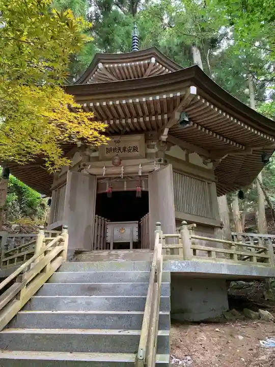 金華山黄金山神社の本殿・本堂