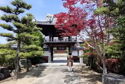 隣松寺の山門・神門