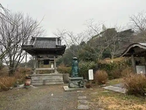 日運寺の{uncategorized: "未分類", other: "その他", undefined: "問題あり", building: "その他建物", grave: "お墓", sacred_gate: "鳥居", guardian: "狛犬", statue: "像", buddha: "仏像", history: "歴史", nature: "自然", garden: "庭園", animal: "動物", pagoda: "塔", temizu: "手水舎", mountain_gate: "山門・神門", sanctuary: "本殿・本堂", subordinate: "末社・摂社", art: "芸術", scenery: "景色", jizo: "地蔵", ema: "絵馬", goshuin: "御朱印", omikuji: "おみくじ", items: "授与品その他", amulet: "お守り", goshuincho: "御朱印帳", eats: "食事", festival: "お祭り", votive_dance: "神楽", shichigosan: "七五三参", wedding: "結婚式", experience: "体験その他", initially: "初詣", around: "周辺", anti_infection: "感染症対策"}