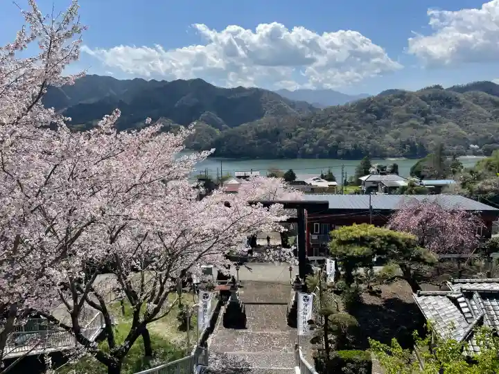 與瀬神社(与瀬神社)の{uncategorized: "未分類", other: "その他", undefined: "問題あり", building: "その他建物", grave: "お墓", sacred_gate: "鳥居", guardian: "狛犬", statue: "像", buddha: "仏像", history: "歴史", nature: "自然", garden: "庭園", animal: "動物", pagoda: "塔", temizu: "手水舎", mountain_gate: "山門・神門", sanctuary: "本殿・本堂", subordinate: "末社・摂社", art: "芸術", scenery: "景色", jizo: "地蔵", ema: "絵馬", goshuin: "御朱印", omikuji: "おみくじ", items: "授与品その他", amulet: "お守り", goshuincho: "御朱印帳", eats: "食事", festival: "お祭り", votive_dance: "神楽", shichigosan: "七五三参", wedding: "結婚式", experience: "体験その他", initially: "初詣", around: "周辺", anti_infection: "感染症対策"}