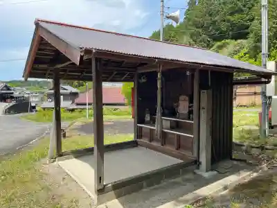 地蔵堂 (稗谷稲荷神社前)の{uncategorized: "未分類", other: "その他", undefined: "問題あり", building: "その他建物", grave: "お墓", sacred_gate: "鳥居", guardian: "狛犬", statue: "像", buddha: "仏像", history: "歴史", nature: "自然", garden: "庭園", animal: "動物", pagoda: "塔", temizu: "手水舎", mountain_gate: "山門・神門", sanctuary: "本殿・本堂", subordinate: "末社・摂社", art: "芸術", scenery: "景色", jizo: "地蔵", ema: "絵馬", goshuin: "御朱印", omikuji: "おみくじ", items: "授与品その他", amulet: "お守り", goshuincho: "御朱印帳", eats: "食事", festival: "お祭り", votive_dance: "神楽", shichigosan: "七五三参", wedding: "結婚式", experience: "体験その他", initially: "初詣", around: "周辺", anti_infection: "感染症対策"}