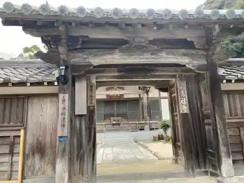 洞泉寺の{uncategorized: "未分類", other: "その他", undefined: "問題あり", building: "その他建物", grave: "お墓", sacred_gate: "鳥居", guardian: "狛犬", statue: "像", buddha: "仏像", history: "歴史", nature: "自然", garden: "庭園", animal: "動物", pagoda: "塔", temizu: "手水舎", mountain_gate: "山門・神門", sanctuary: "本殿・本堂", subordinate: "末社・摂社", art: "芸術", scenery: "景色", jizo: "地蔵", ema: "絵馬", goshuin: "御朱印", omikuji: "おみくじ", items: "授与品その他", amulet: "お守り", goshuincho: "御朱印帳", eats: "食事", festival: "お祭り", votive_dance: "神楽", shichigosan: "七五三参", wedding: "結婚式", experience: "体験その他", initially: "初詣", around: "周辺", anti_infection: "感染症対策"}