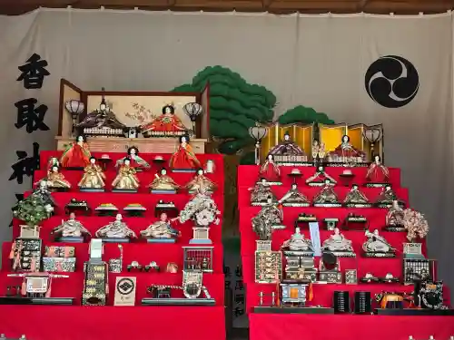 越谷香取神社の{uncategorized: "未分類", other: "その他", undefined: "問題あり", building: "その他建物", grave: "お墓", sacred_gate: "鳥居", guardian: "狛犬", statue: "像", buddha: "仏像", history: "歴史", nature: "自然", garden: "庭園", animal: "動物", pagoda: "塔", temizu: "手水舎", mountain_gate: "山門・神門", sanctuary: "本殿・本堂", subordinate: "末社・摂社", art: "芸術", scenery: "景色", jizo: "地蔵", ema: "絵馬", goshuin: "御朱印", omikuji: "おみくじ", items: "授与品その他", amulet: "お守り", goshuincho: "御朱印帳", eats: "食事", festival: "お祭り", votive_dance: "神楽", shichigosan: "七五三参", wedding: "結婚式", experience: "体験その他", initially: "初詣", around: "周辺", anti_infection: "感染症対策"}