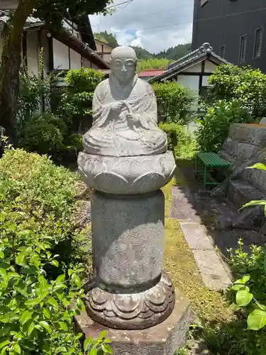 慶安寺の像