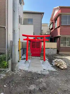 稲荷神社（生麦5丁目）の{uncategorized: "未分類", other: "その他", undefined: "問題あり", building: "その他建物", grave: "お墓", sacred_gate: "鳥居", guardian: "狛犬", statue: "像", buddha: "仏像", history: "歴史", nature: "自然", garden: "庭園", animal: "動物", pagoda: "塔", temizu: "手水舎", mountain_gate: "山門・神門", sanctuary: "本殿・本堂", subordinate: "末社・摂社", art: "芸術", scenery: "景色", jizo: "地蔵", ema: "絵馬", goshuin: "御朱印", omikuji: "おみくじ", items: "授与品その他", amulet: "お守り", goshuincho: "御朱印帳", eats: "食事", festival: "お祭り", votive_dance: "神楽", shichigosan: "七五三参", wedding: "結婚式", experience: "体験その他", initially: "初詣", around: "周辺", anti_infection: "感染症対策"}