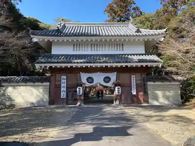 目の霊山　油山寺の山門・神門
