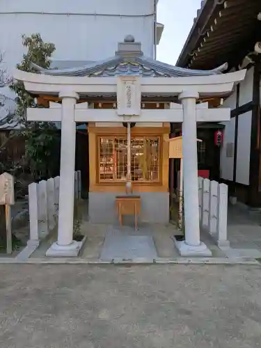 咲分稲荷社（粟嶋堂宗徳寺）の{uncategorized: "未分類", other: "その他", undefined: "問題あり", building: "その他建物", grave: "お墓", sacred_gate: "鳥居", guardian: "狛犬", statue: "像", buddha: "仏像", history: "歴史", nature: "自然", garden: "庭園", animal: "動物", pagoda: "塔", temizu: "手水舎", mountain_gate: "山門・神門", sanctuary: "本殿・本堂", subordinate: "末社・摂社", art: "芸術", scenery: "景色", jizo: "地蔵", ema: "絵馬", goshuin: "御朱印", omikuji: "おみくじ", items: "授与品その他", amulet: "お守り", goshuincho: "御朱印帳", eats: "食事", festival: "お祭り", votive_dance: "神楽", shichigosan: "七五三参", wedding: "結婚式", experience: "体験その他", initially: "初詣", around: "周辺", anti_infection: "感染症対策"}