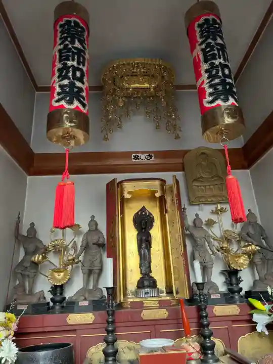 本郷薬師堂の{uncategorized: "未分類", other: "その他", undefined: "問題あり", building: "その他建物", grave: "お墓", sacred_gate: "鳥居", guardian: "狛犬", statue: "像", buddha: "仏像", history: "歴史", nature: "自然", garden: "庭園", animal: "動物", pagoda: "塔", temizu: "手水舎", mountain_gate: "山門・神門", sanctuary: "本殿・本堂", subordinate: "末社・摂社", art: "芸術", scenery: "景色", jizo: "地蔵", ema: "絵馬", goshuin: "御朱印", omikuji: "おみくじ", items: "授与品その他", amulet: "お守り", goshuincho: "御朱印帳", eats: "食事", festival: "お祭り", votive_dance: "神楽", shichigosan: "七五三参", wedding: "結婚式", experience: "体験その他", initially: "初詣", around: "周辺", anti_infection: "感染症対策"}