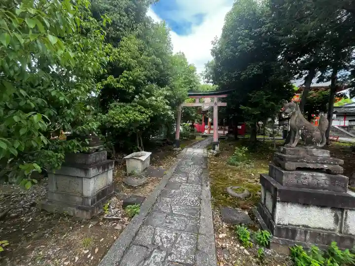 山口稲荷神社の{uncategorized: "未分類", other: "その他", undefined: "問題あり", building: "その他建物", grave: "お墓", sacred_gate: "鳥居", guardian: "狛犬", statue: "像", buddha: "仏像", history: "歴史", nature: "自然", garden: "庭園", animal: "動物", pagoda: "塔", temizu: "手水舎", mountain_gate: "山門・神門", sanctuary: "本殿・本堂", subordinate: "末社・摂社", art: "芸術", scenery: "景色", jizo: "地蔵", ema: "絵馬", goshuin: "御朱印", omikuji: "おみくじ", items: "授与品その他", amulet: "お守り", goshuincho: "御朱印帳", eats: "食事", festival: "お祭り", votive_dance: "神楽", shichigosan: "七五三参", wedding: "結婚式", experience: "体験その他", initially: "初詣", around: "周辺", anti_infection: "感染症対策"}