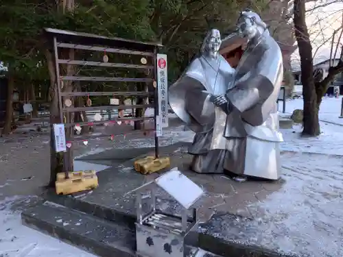 穂高神社本宮の像