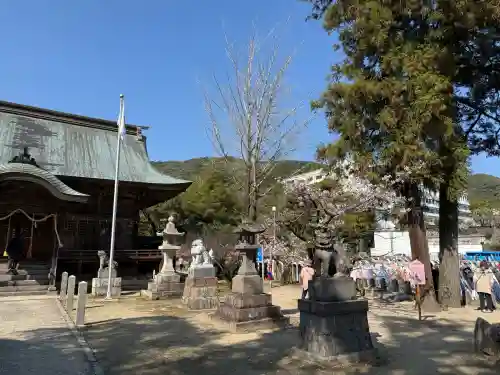 與止日女神社の{uncategorized: "未分類", other: "その他", undefined: "問題あり", building: "その他建物", grave: "お墓", sacred_gate: "鳥居", guardian: "狛犬", statue: "像", buddha: "仏像", history: "歴史", nature: "自然", garden: "庭園", animal: "動物", pagoda: "塔", temizu: "手水舎", mountain_gate: "山門・神門", sanctuary: "本殿・本堂", subordinate: "末社・摂社", art: "芸術", scenery: "景色", jizo: "地蔵", ema: "絵馬", goshuin: "御朱印", omikuji: "おみくじ", items: "授与品その他", amulet: "お守り", goshuincho: "御朱印帳", eats: "食事", festival: "お祭り", votive_dance: "神楽", shichigosan: "七五三参", wedding: "結婚式", experience: "体験その他", initially: "初詣", around: "周辺", anti_infection: "感染症対策"}