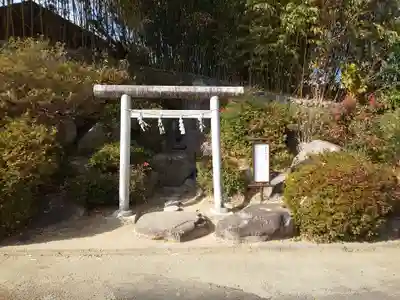 差出磯大嶽山神社 仕事と健康と厄よけの神さまの鳥居