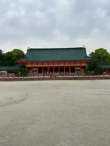 平安神宮の{uncategorized: "未分類", other: "その他", undefined: "問題あり", building: "その他建物", grave: "お墓", sacred_gate: "鳥居", guardian: "狛犬", statue: "像", buddha: "仏像", history: "歴史", nature: "自然", garden: "庭園", animal: "動物", pagoda: "塔", temizu: "手水舎", mountain_gate: "山門・神門", sanctuary: "本殿・本堂", subordinate: "末社・摂社", art: "芸術", scenery: "景色", jizo: "地蔵", ema: "絵馬", goshuin: "御朱印", omikuji: "おみくじ", items: "授与品その他", amulet: "お守り", goshuincho: "御朱印帳", eats: "食事", festival: "お祭り", votive_dance: "神楽", shichigosan: "七五三参", wedding: "結婚式", experience: "体験その他", initially: "初詣", around: "周辺", anti_infection: "感染症対策"}