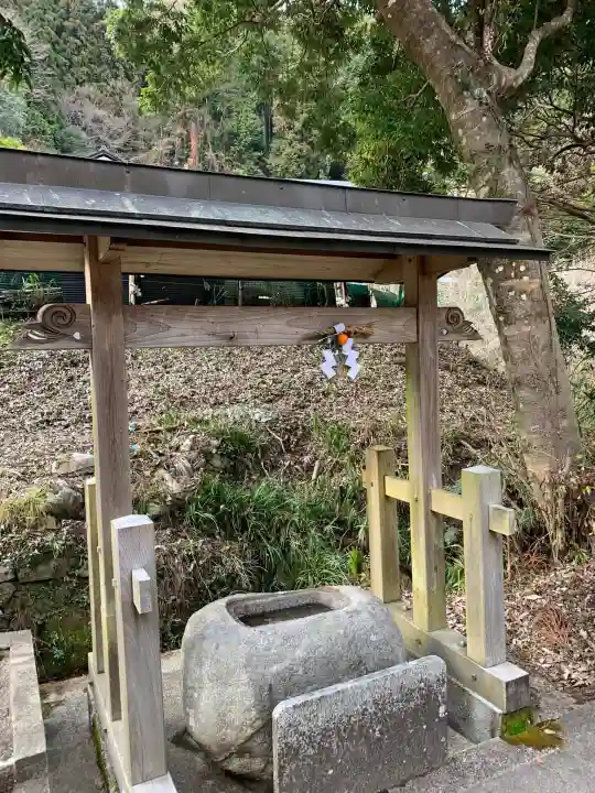 屑神社の手水舎