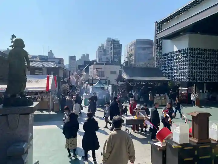 成田山深川不動堂(新勝寺東京別院)の{uncategorized: "未分類", other: "その他", undefined: "問題あり", building: "その他建物", grave: "お墓", sacred_gate: "鳥居", guardian: "狛犬", statue: "像", buddha: "仏像", history: "歴史", nature: "自然", garden: "庭園", animal: "動物", pagoda: "塔", temizu: "手水舎", mountain_gate: "山門・神門", sanctuary: "本殿・本堂", subordinate: "末社・摂社", art: "芸術", scenery: "景色", jizo: "地蔵", ema: "絵馬", goshuin: "御朱印", omikuji: "おみくじ", items: "授与品その他", amulet: "お守り", goshuincho: "御朱印帳", eats: "食事", festival: "お祭り", votive_dance: "神楽", shichigosan: "七五三参", wedding: "結婚式", experience: "体験その他", initially: "初詣", around: "周辺", anti_infection: "感染症対策"}