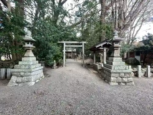 上長屋神社の{uncategorized: "未分類", other: "その他", undefined: "問題あり", building: "その他建物", grave: "お墓", sacred_gate: "鳥居", guardian: "狛犬", statue: "像", buddha: "仏像", history: "歴史", nature: "自然", garden: "庭園", animal: "動物", pagoda: "塔", temizu: "手水舎", mountain_gate: "山門・神門", sanctuary: "本殿・本堂", subordinate: "末社・摂社", art: "芸術", scenery: "景色", jizo: "地蔵", ema: "絵馬", goshuin: "御朱印", omikuji: "おみくじ", items: "授与品その他", amulet: "お守り", goshuincho: "御朱印帳", eats: "食事", festival: "お祭り", votive_dance: "神楽", shichigosan: "七五三参", wedding: "結婚式", experience: "体験その他", initially: "初詣", around: "周辺", anti_infection: "感染症対策"}