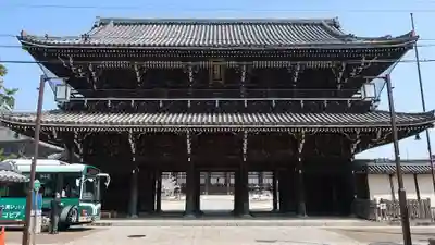 本山専修寺の山門・神門