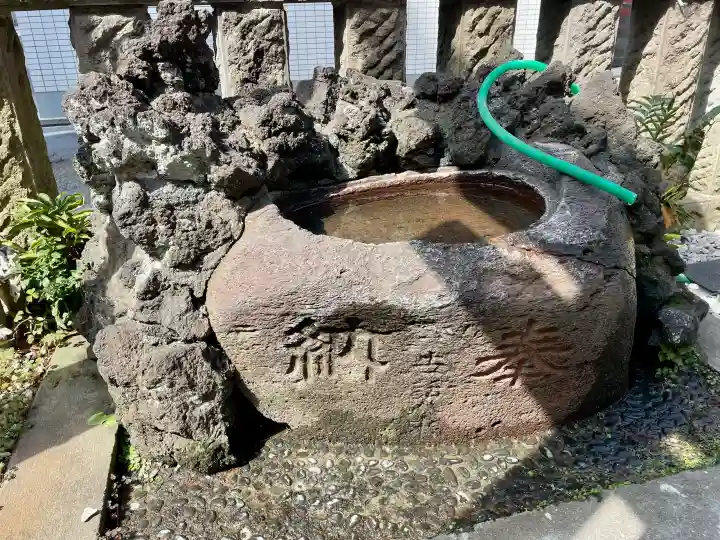 二ツ谷稲荷神社の{uncategorized: "未分類", other: "その他", undefined: "問題あり", building: "その他建物", grave: "お墓", sacred_gate: "鳥居", guardian: "狛犬", statue: "像", buddha: "仏像", history: "歴史", nature: "自然", garden: "庭園", animal: "動物", pagoda: "塔", temizu: "手水舎", mountain_gate: "山門・神門", sanctuary: "本殿・本堂", subordinate: "末社・摂社", art: "芸術", scenery: "景色", jizo: "地蔵", ema: "絵馬", goshuin: "御朱印", omikuji: "おみくじ", items: "授与品その他", amulet: "お守り", goshuincho: "御朱印帳", eats: "食事", festival: "お祭り", votive_dance: "神楽", shichigosan: "七五三参", wedding: "結婚式", experience: "体験その他", initially: "初詣", around: "周辺", anti_infection: "感染症対策"}