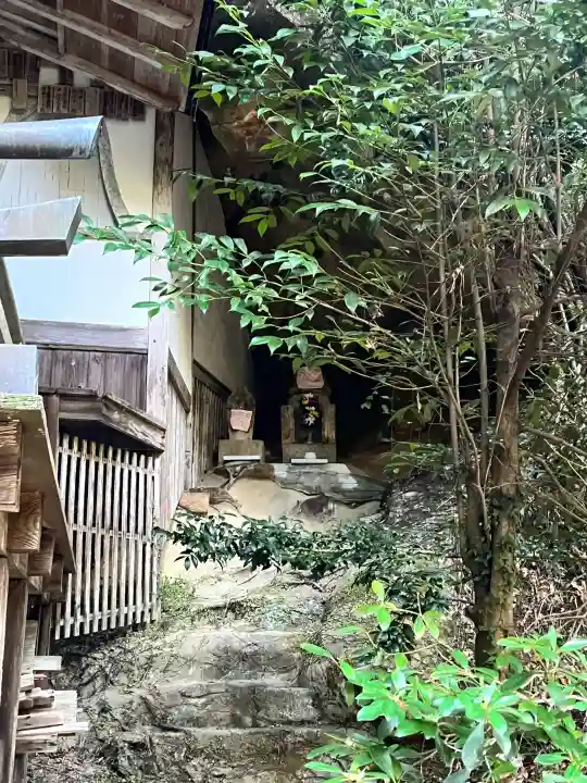 観音寺(岩屋観音)の{uncategorized: "未分類", other: "その他", undefined: "問題あり", building: "その他建物", grave: "お墓", sacred_gate: "鳥居", guardian: "狛犬", statue: "像", buddha: "仏像", history: "歴史", nature: "自然", garden: "庭園", animal: "動物", pagoda: "塔", temizu: "手水舎", mountain_gate: "山門・神門", sanctuary: "本殿・本堂", subordinate: "末社・摂社", art: "芸術", scenery: "景色", jizo: "地蔵", ema: "絵馬", goshuin: "御朱印", omikuji: "おみくじ", items: "授与品その他", amulet: "お守り", goshuincho: "御朱印帳", eats: "食事", festival: "お祭り", votive_dance: "神楽", shichigosan: "七五三参", wedding: "結婚式", experience: "体験その他", initially: "初詣", around: "周辺", anti_infection: "感染症対策"}