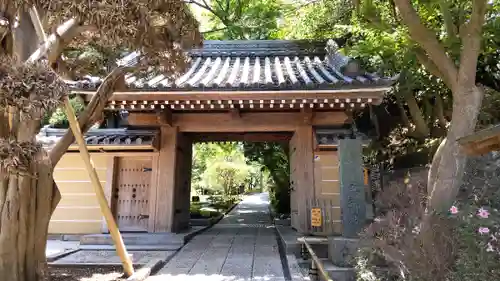 報国寺の山門・神門