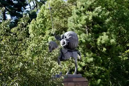 尾山神社の像