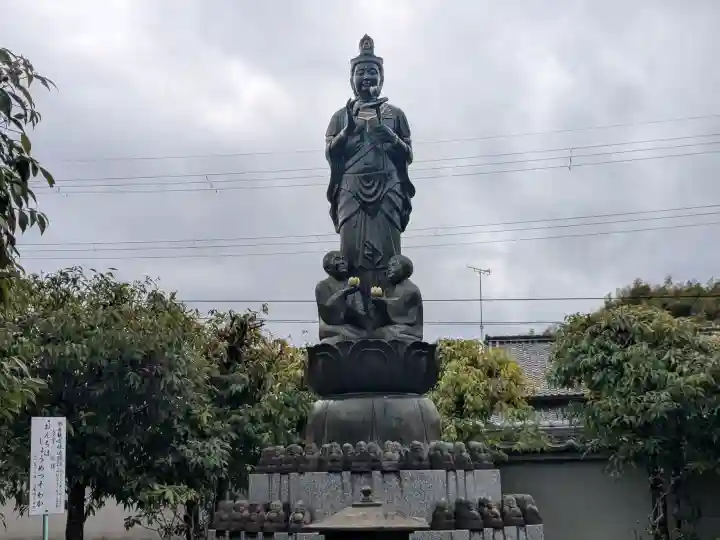 慈眼院の{uncategorized: "未分類", other: "その他", undefined: "問題あり", building: "その他建物", grave: "お墓", sacred_gate: "鳥居", guardian: "狛犬", statue: "像", buddha: "仏像", history: "歴史", nature: "自然", garden: "庭園", animal: "動物", pagoda: "塔", temizu: "手水舎", mountain_gate: "山門・神門", sanctuary: "本殿・本堂", subordinate: "末社・摂社", art: "芸術", scenery: "景色", jizo: "地蔵", ema: "絵馬", goshuin: "御朱印", omikuji: "おみくじ", items: "授与品その他", amulet: "お守り", goshuincho: "御朱印帳", eats: "食事", festival: "お祭り", votive_dance: "神楽", shichigosan: "七五三参", wedding: "結婚式", experience: "体験その他", initially: "初詣", around: "周辺", anti_infection: "感染症対策"}