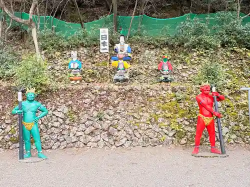 桃太郎神社（栗栖）の{uncategorized: "未分類", other: "その他", undefined: "問題あり", building: "その他建物", grave: "お墓", sacred_gate: "鳥居", guardian: "狛犬", statue: "像", buddha: "仏像", history: "歴史", nature: "自然", garden: "庭園", animal: "動物", pagoda: "塔", temizu: "手水舎", mountain_gate: "山門・神門", sanctuary: "本殿・本堂", subordinate: "末社・摂社", art: "芸術", scenery: "景色", jizo: "地蔵", ema: "絵馬", goshuin: "御朱印", omikuji: "おみくじ", items: "授与品その他", amulet: "お守り", goshuincho: "御朱印帳", eats: "食事", festival: "お祭り", votive_dance: "神楽", shichigosan: "七五三参", wedding: "結婚式", experience: "体験その他", initially: "初詣", around: "周辺", anti_infection: "感染症対策"}