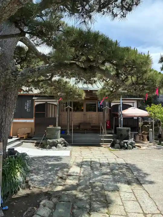 本成寺の{uncategorized: "未分類", other: "その他", undefined: "問題あり", building: "その他建物", grave: "お墓", sacred_gate: "鳥居", guardian: "狛犬", statue: "像", buddha: "仏像", history: "歴史", nature: "自然", garden: "庭園", animal: "動物", pagoda: "塔", temizu: "手水舎", mountain_gate: "山門・神門", sanctuary: "本殿・本堂", subordinate: "末社・摂社", art: "芸術", scenery: "景色", jizo: "地蔵", ema: "絵馬", goshuin: "御朱印", omikuji: "おみくじ", items: "授与品その他", amulet: "お守り", goshuincho: "御朱印帳", eats: "食事", festival: "お祭り", votive_dance: "神楽", shichigosan: "七五三参", wedding: "結婚式", experience: "体験その他", initially: "初詣", around: "周辺", anti_infection: "感染症対策"}