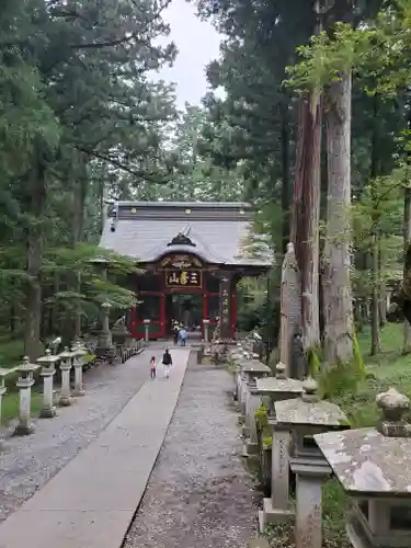 三峯神社の山門