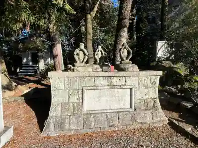 日吉神社の{uncategorized: "未分類", other: "その他", undefined: "問題あり", building: "その他建物", grave: "お墓", sacred_gate: "鳥居", guardian: "狛犬", statue: "像", buddha: "仏像", history: "歴史", nature: "自然", garden: "庭園", animal: "動物", pagoda: "塔", temizu: "手水舎", mountain_gate: "山門・神門", sanctuary: "本殿・本堂", subordinate: "末社・摂社", art: "芸術", scenery: "景色", jizo: "地蔵", ema: "絵馬", goshuin: "御朱印", omikuji: "おみくじ", items: "授与品その他", amulet: "お守り", goshuincho: "御朱印帳", eats: "食事", festival: "お祭り", votive_dance: "神楽", shichigosan: "七五三参", wedding: "結婚式", experience: "体験その他", initially: "初詣", around: "周辺", anti_infection: "感染症対策"}