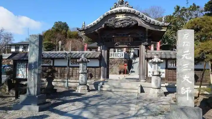 寺岡山元三大師の山門・神門