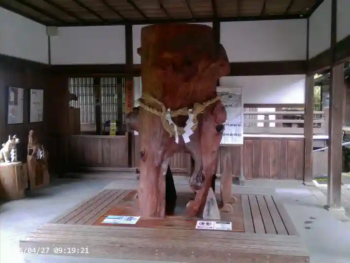 伊太祁曽神社の{uncategorized: "未分類", other: "その他", undefined: "問題あり", building: "その他建物", grave: "お墓", sacred_gate: "鳥居", guardian: "狛犬", statue: "像", buddha: "仏像", history: "歴史", nature: "自然", garden: "庭園", animal: "動物", pagoda: "塔", temizu: "手水舎", mountain_gate: "山門・神門", sanctuary: "本殿・本堂", subordinate: "末社・摂社", art: "芸術", scenery: "景色", jizo: "地蔵", ema: "絵馬", goshuin: "御朱印", omikuji: "おみくじ", items: "授与品その他", amulet: "お守り", goshuincho: "御朱印帳", eats: "食事", festival: "お祭り", votive_dance: "神楽", shichigosan: "七五三参", wedding: "結婚式", experience: "体験その他", initially: "初詣", around: "周辺", anti_infection: "感染症対策"}