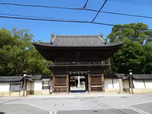 魚吹八幡神社の山門