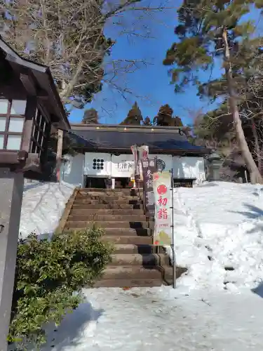 土津神社｜こどもと出世の神さまの{uncategorized: "未分類", other: "その他", undefined: "問題あり", building: "その他建物", grave: "お墓", sacred_gate: "鳥居", guardian: "狛犬", statue: "像", buddha: "仏像", history: "歴史", nature: "自然", garden: "庭園", animal: "動物", pagoda: "塔", temizu: "手水舎", mountain_gate: "山門・神門", sanctuary: "本殿・本堂", subordinate: "末社・摂社", art: "芸術", scenery: "景色", jizo: "地蔵", ema: "絵馬", goshuin: "御朱印", omikuji: "おみくじ", items: "授与品その他", amulet: "お守り", goshuincho: "御朱印帳", eats: "食事", festival: "お祭り", votive_dance: "神楽", shichigosan: "七五三参", wedding: "結婚式", experience: "体験その他", initially: "初詣", around: "周辺", anti_infection: "感染症対策"}