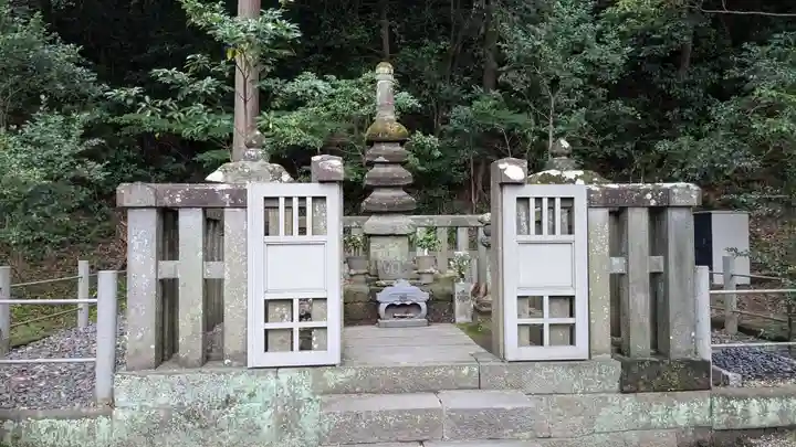 法華堂跡(源頼朝墓・北条義時墓)のお墓