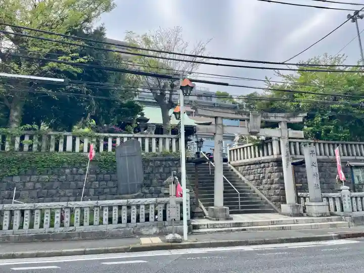 子之神社の{uncategorized: "未分類", other: "その他", undefined: "問題あり", building: "その他建物", grave: "お墓", sacred_gate: "鳥居", guardian: "狛犬", statue: "像", buddha: "仏像", history: "歴史", nature: "自然", garden: "庭園", animal: "動物", pagoda: "塔", temizu: "手水舎", mountain_gate: "山門・神門", sanctuary: "本殿・本堂", subordinate: "末社・摂社", art: "芸術", scenery: "景色", jizo: "地蔵", ema: "絵馬", goshuin: "御朱印", omikuji: "おみくじ", items: "授与品その他", amulet: "お守り", goshuincho: "御朱印帳", eats: "食事", festival: "お祭り", votive_dance: "神楽", shichigosan: "七五三参", wedding: "結婚式", experience: "体験その他", initially: "初詣", around: "周辺", anti_infection: "感染症対策"}