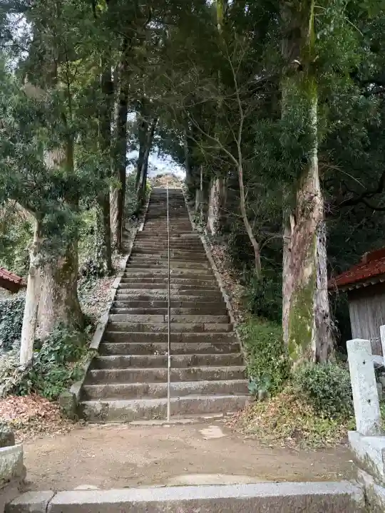 糸島市宇美八幡宮の{uncategorized: "未分類", other: "その他", undefined: "問題あり", building: "その他建物", grave: "お墓", sacred_gate: "鳥居", guardian: "狛犬", statue: "像", buddha: "仏像", history: "歴史", nature: "自然", garden: "庭園", animal: "動物", pagoda: "塔", temizu: "手水舎", mountain_gate: "山門・神門", sanctuary: "本殿・本堂", subordinate: "末社・摂社", art: "芸術", scenery: "景色", jizo: "地蔵", ema: "絵馬", goshuin: "御朱印", omikuji: "おみくじ", items: "授与品その他", amulet: "お守り", goshuincho: "御朱印帳", eats: "食事", festival: "お祭り", votive_dance: "神楽", shichigosan: "七五三参", wedding: "結婚式", experience: "体験その他", initially: "初詣", around: "周辺", anti_infection: "感染症対策"}