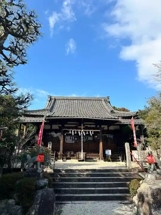 玉三稲荷神社の{uncategorized: "未分類", other: "その他", undefined: "問題あり", building: "その他建物", grave: "お墓", sacred_gate: "鳥居", guardian: "狛犬", statue: "像", buddha: "仏像", history: "歴史", nature: "自然", garden: "庭園", animal: "動物", pagoda: "塔", temizu: "手水舎", mountain_gate: "山門・神門", sanctuary: "本殿・本堂", subordinate: "末社・摂社", art: "芸術", scenery: "景色", jizo: "地蔵", ema: "絵馬", goshuin: "御朱印", omikuji: "おみくじ", items: "授与品その他", amulet: "お守り", goshuincho: "御朱印帳", eats: "食事", festival: "お祭り", votive_dance: "神楽", shichigosan: "七五三参", wedding: "結婚式", experience: "体験その他", initially: "初詣", around: "周辺", anti_infection: "感染症対策"}