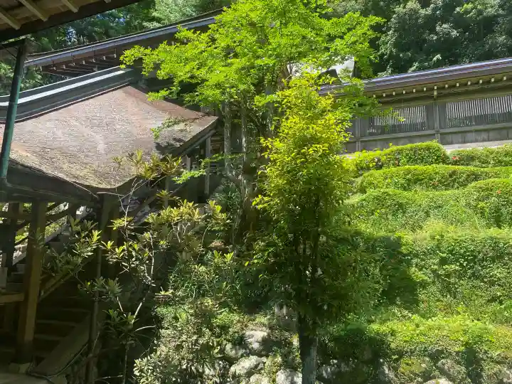 丹生川上神社(中社)の{uncategorized: "未分類", other: "その他", undefined: "問題あり", building: "その他建物", grave: "お墓", sacred_gate: "鳥居", guardian: "狛犬", statue: "像", buddha: "仏像", history: "歴史", nature: "自然", garden: "庭園", animal: "動物", pagoda: "塔", temizu: "手水舎", mountain_gate: "山門・神門", sanctuary: "本殿・本堂", subordinate: "末社・摂社", art: "芸術", scenery: "景色", jizo: "地蔵", ema: "絵馬", goshuin: "御朱印", omikuji: "おみくじ", items: "授与品その他", amulet: "お守り", goshuincho: "御朱印帳", eats: "食事", festival: "お祭り", votive_dance: "神楽", shichigosan: "七五三参", wedding: "結婚式", experience: "体験その他", initially: "初詣", around: "周辺", anti_infection: "感染症対策"}