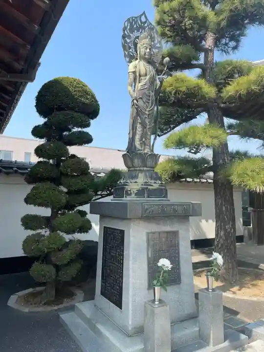 宝性寺の{uncategorized: "未分類", other: "その他", undefined: "問題あり", building: "その他建物", grave: "お墓", sacred_gate: "鳥居", guardian: "狛犬", statue: "像", buddha: "仏像", history: "歴史", nature: "自然", garden: "庭園", animal: "動物", pagoda: "塔", temizu: "手水舎", mountain_gate: "山門・神門", sanctuary: "本殿・本堂", subordinate: "末社・摂社", art: "芸術", scenery: "景色", jizo: "地蔵", ema: "絵馬", goshuin: "御朱印", omikuji: "おみくじ", items: "授与品その他", amulet: "お守り", goshuincho: "御朱印帳", eats: "食事", festival: "お祭り", votive_dance: "神楽", shichigosan: "七五三参", wedding: "結婚式", experience: "体験その他", initially: "初詣", around: "周辺", anti_infection: "感染症対策"}