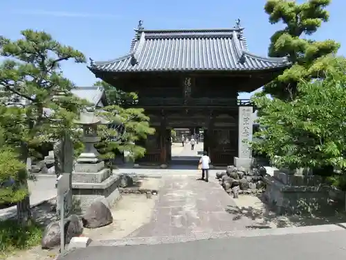 西林寺の山門