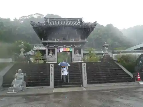 平等寺の山門